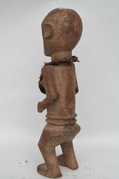 KUMU(statue), d`afrique : rep.dem.Congo, statuette KUMU(statue), masque ancien africain KUMU(statue), art du rep.dem.Congo - Art Africain, collection privées Belgique. Statue africaine de la tribu des KUMU(statue), provenant du rep.dem.Congo, 1445/1380.Statue Kumu h.52cm.fétiche fort impressionnant.Femme debout avec toutes ses charges magiques et ses vrais dents implantées dans sa bouche. Les statues sont gardées dans une Hutte.bois,vrais dents,fibres, plumes.1ère moitié du 20eme sc.(Minga Zaire 1969)

Indrukwekkende Kumu fetish h.52cm.Het is een rechtstaande vrouw met al haar magische ladingen,haar echte ingeplante tanden.De halssnoer gemaakt uit vezels en pluim.Deze
beelden werden in een afzonderlijke hut bewaard.1ste helft van de 20ste eeuw.(Minga Zaire 1969). art,culture,masque,statue,statuette,pot,ivoire,exposition,expo,masque original,masques,statues,statuettes,pots,expositions,expo,masques originaux,collectionneur d`art,art africain,culture africaine,masque africain,statue africaine,statuette africaine,pot africain,ivoire africain,exposition africain,expo africain,masque origina africainl,masques africains,statues africaines,statuettes africaines,pots africains,expositions africaines,expo africaines,masques originaux  africains,collectionneur d`art africain